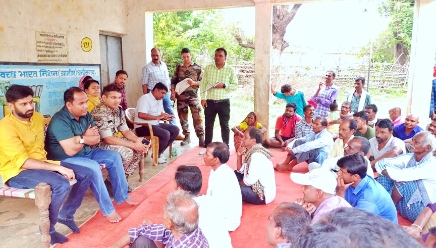 कलेक्टर,-एसपी ने किया वनांचल के गांवों का किया दौरा, जनचौपाल लगाकर सुनीं समस्याएं कलेक्टर,-एसपी ने किया वनांचल के गांवों का किया दौरा, जनचौपाल लगाकर सुनीं समस्याएं