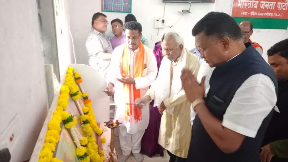 दंतेवाड़ा सह प्रभारी 4 संवेदनशील आकांक्षी जिलों में पहुंचे, डॉ. मुखर्जी को दी श्रद्धांजलि दंतेवाड़ा सह प्रभारी 4 संवेदनशील आकांक्षी जिलों में पहुंचे, डॉ. मुखर्जी को दी श्रद्धांजलि