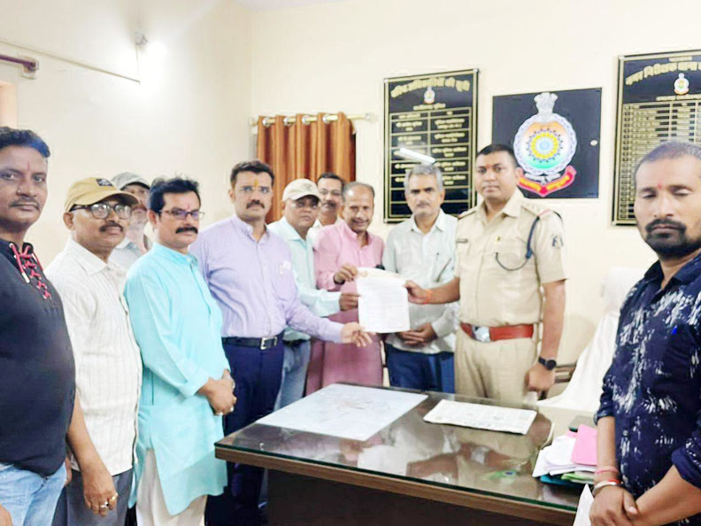 सर्व ब्राह्मण समाज ने की फिल्म निर्माता लीना के खिलाफ एसएसपी को शिकायत, एफआईआर की मांग    