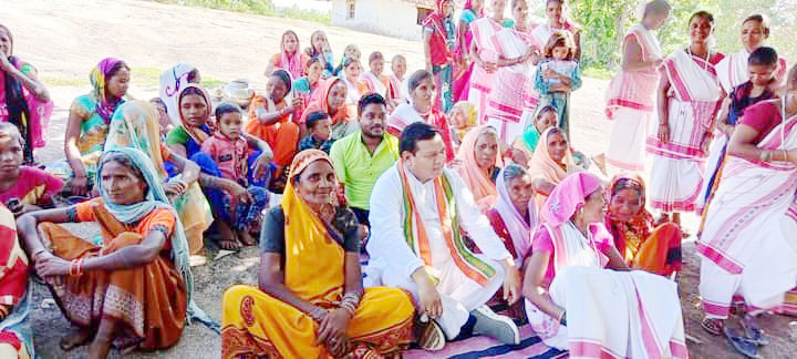 ठूठी अंबा में विधायक का ढोल नगाड़े के साथ स्वागत