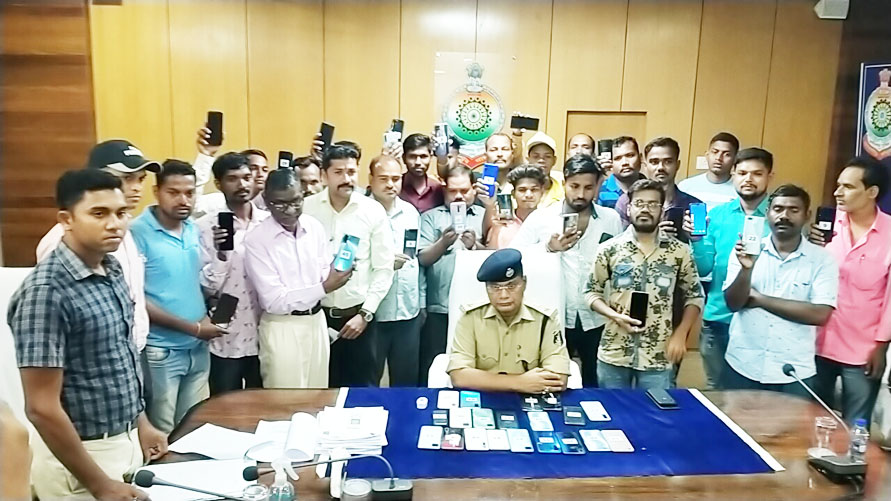 पुलिस ने 52 गुम मोबाइल धारकों को किया वापस पुलिस ने 52 गुम मोबाइल धारकों को किया वापस