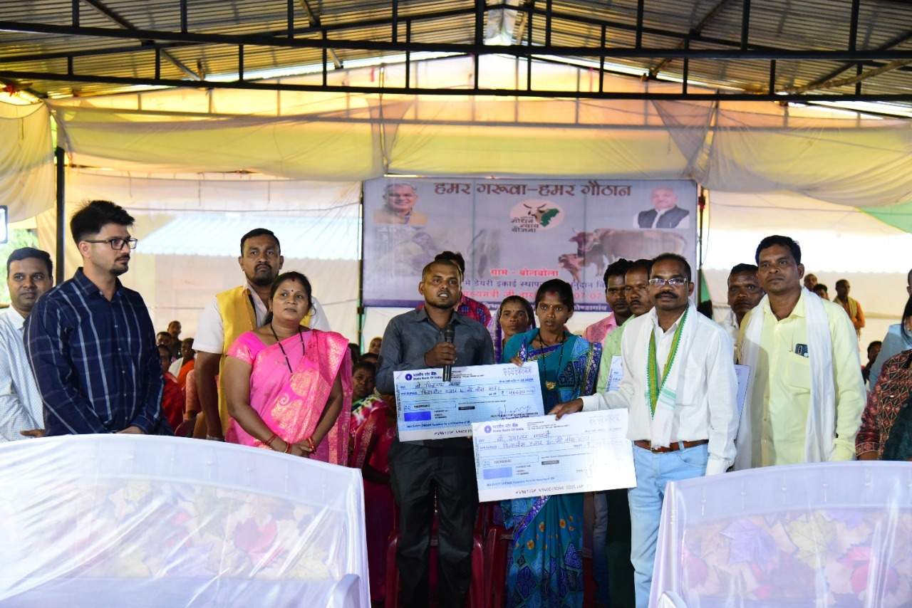 सीएम ने बोलबोला के 5 हितग्राहियों को वर्चुअल वितरित की गायें सीएम ने बोलबोला के 5 हितग्राहियों को वर्चुअल वितरित की गायें