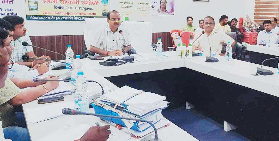 वर्मी खाद फसल के लिए है उपयोगी, जिले में पर्याप्त स्टॉक है, किसानों तक पहुंचाएं-कलेक्टर