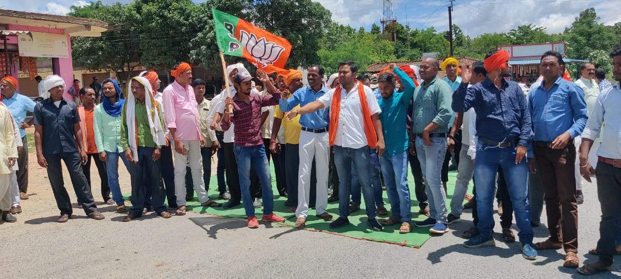 खाद की किल्लत व शक्कर फैक्ट्री से गन्ना का बकाया भुगतान नहीं, भाजपाईयों ने दिया धरना, चक्काजाम