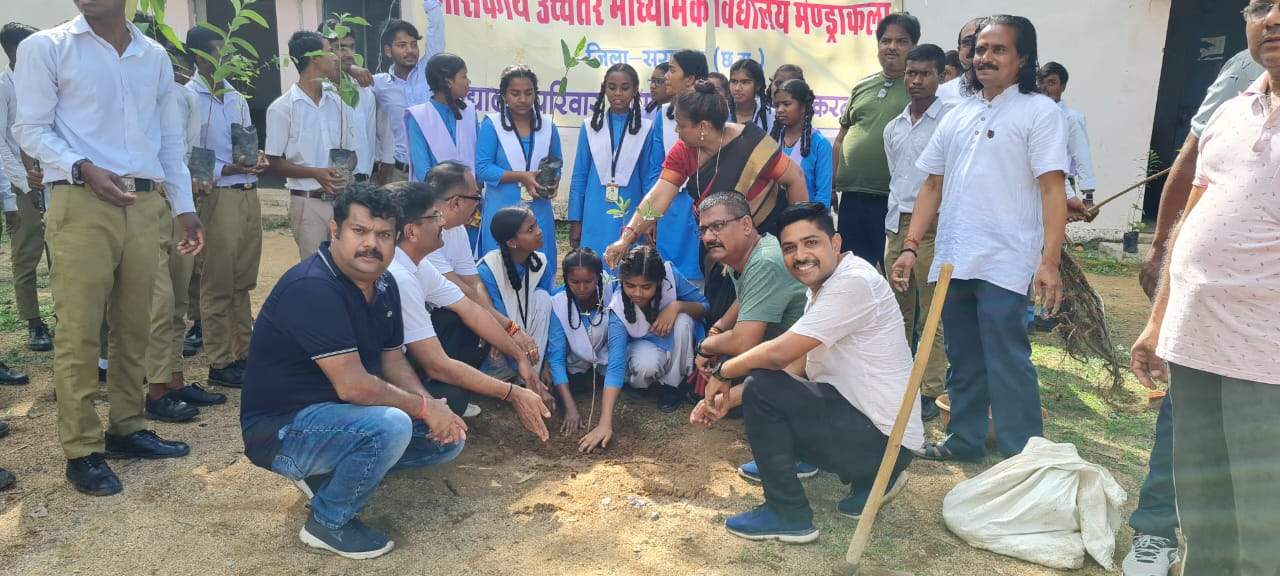 एनसीसी के पूर्व छात्र सैनिकों ने रोपे पौधे, सुरक्षा का संकल्प