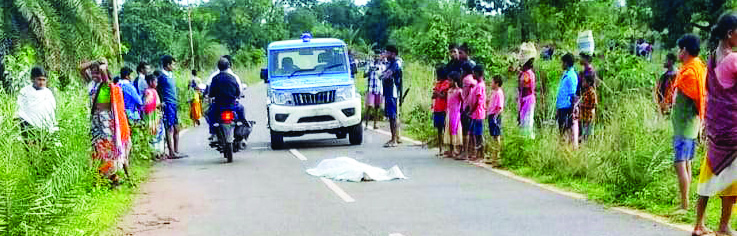 एंबुलेंस की चपेट में अधेड़ ग्रामीण की मौत