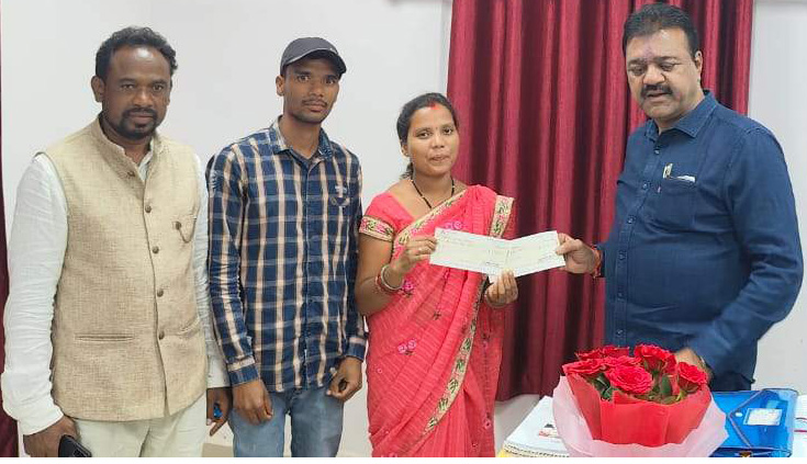 रेखचंद ने मंडई एवं खेल मेला के लिए माड़पाल पंचायत को सौंपा एक-एक लाख का चेक