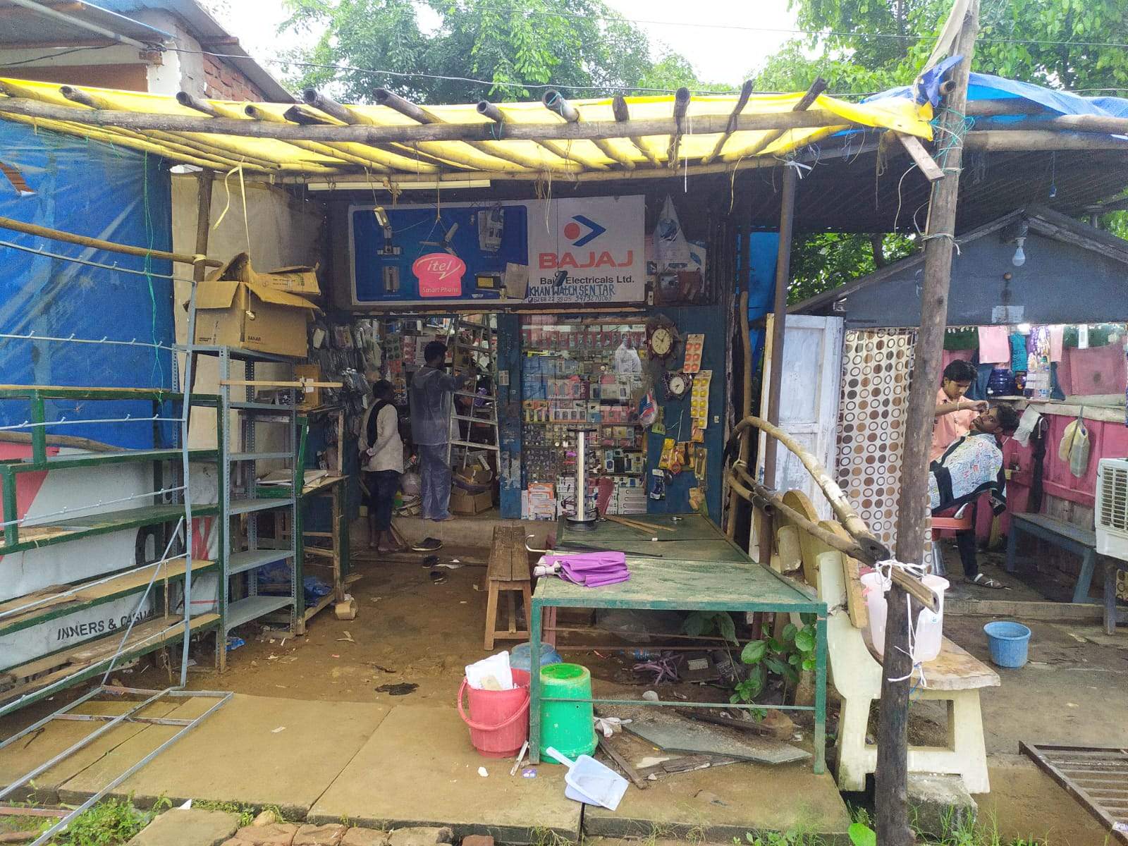 घड़ी-मोबाइल दुकान में चोरी    