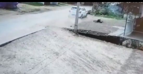 देखें VIDEO :  सडक़ किनारे खड़ी बुजुर्ग को तेज रफ्तार कार ने रौंदा, मौत, सीसीटीवी फुटेज सामने आया