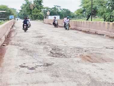 मरम्मत के अभाव में बलौदाबाजार-रायपुर सडक़ पर दुर्घटना की आशंका मरम्मत के अभाव में बलौदाबाजार-रायपुर सडक़ पर दुर्घटना की आशंका