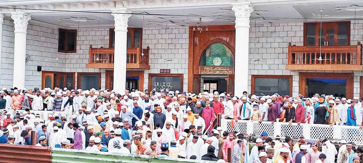 बकरीद पर मस्जिदों में नमाज, कुर्बानी के साथ घरों में ईद की खुशियां बिखरी बकरीद पर मस्जिदों में नमाज, कुर्बानी के साथ घरों में ईद की खुशियां बिखरी