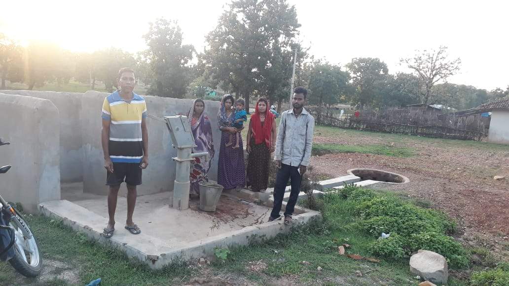 2 वर्ष से हैंडपंप खराब, डेढ़ किलोमीटर पैदल लेने जाना पड़ता है पानी