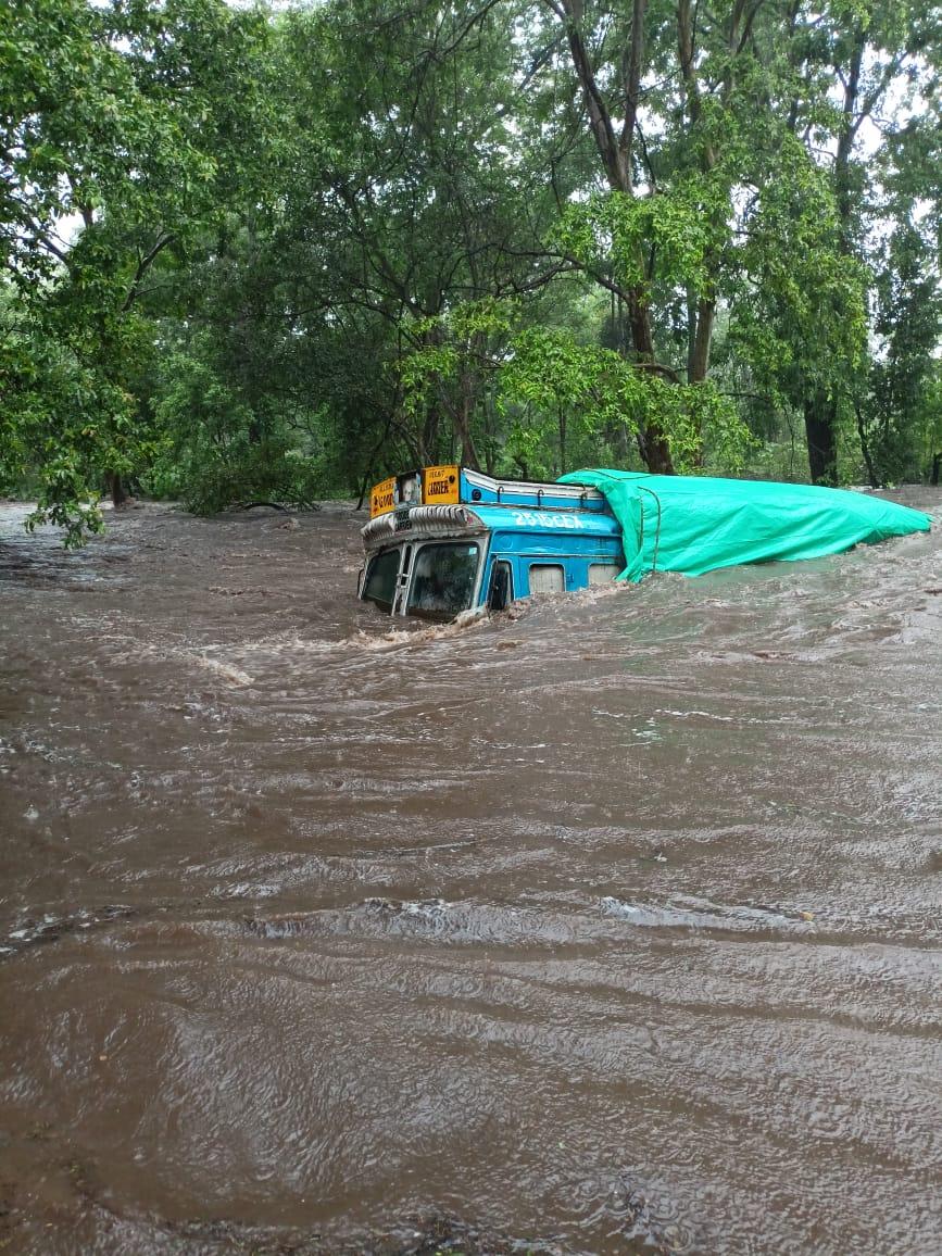 200 क्विंटल चावल ट्रक सहित बाढ़ में बहा 200 क्विंटल चावल ट्रक सहित बाढ़ में बहा