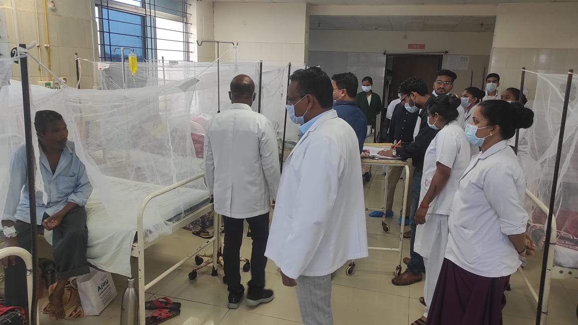 मेकाज अधीक्षक डेंगू मरीजों से मिल पूछ रहे हालचाल, दिया जा रहा है मच्छरदानी