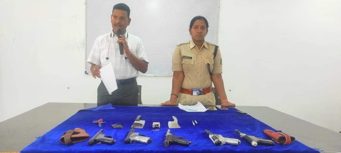 ऑनलाईन साईट से मंगाये हथियारों को कराया थाना में जमा, धारकों को दी समझाईश ऑनलाईन साईट से मंगाये हथियारों को कराया थाना में जमा, धारकों को दी समझाईश