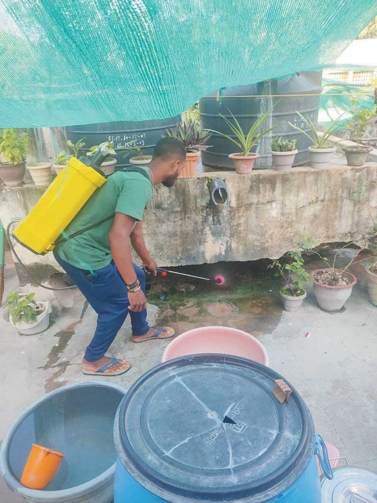 डेंगू रोग नियंत्रण के लिए वार्डों में फ़ॉगिंग मशीन से दवाई का छिडक़ाव