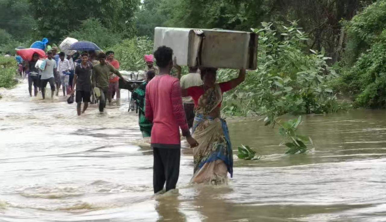 गोदावरी उफान पर, छत्तीसगढ़ का तेलंगाना से टूटा संपर्क  