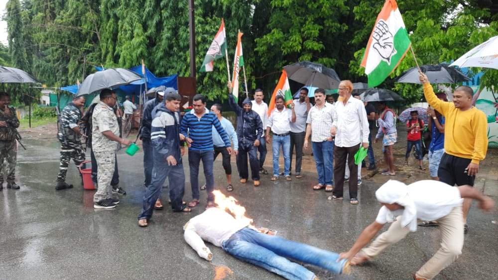 लखमा पर अभद्र टिप्पणी, कांग्रेसियों ने भाजपा विधायक का फूंका पुतला लखमा पर अभद्र टिप्पणी, कांग्रेसियों ने भाजपा विधायक का फूंका पुतला
