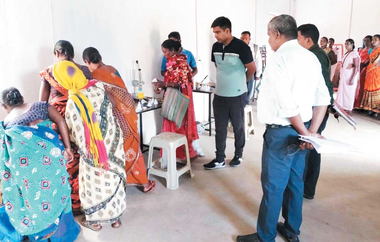 समूह की महिलाओं को अच्छे से काम करने किया प्रोत्साहित