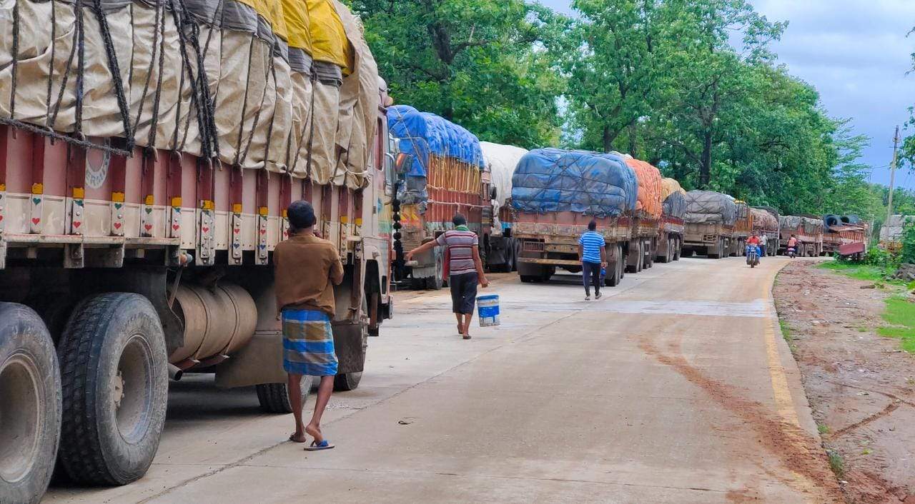 गोदावरी का बढ़ा जलस्तर, हाइवे पर भरा पानी, आंध्र से टूटा संपर्क, सडक़ पर गाडिय़ों की कतार, प्रशासन अलर्ट