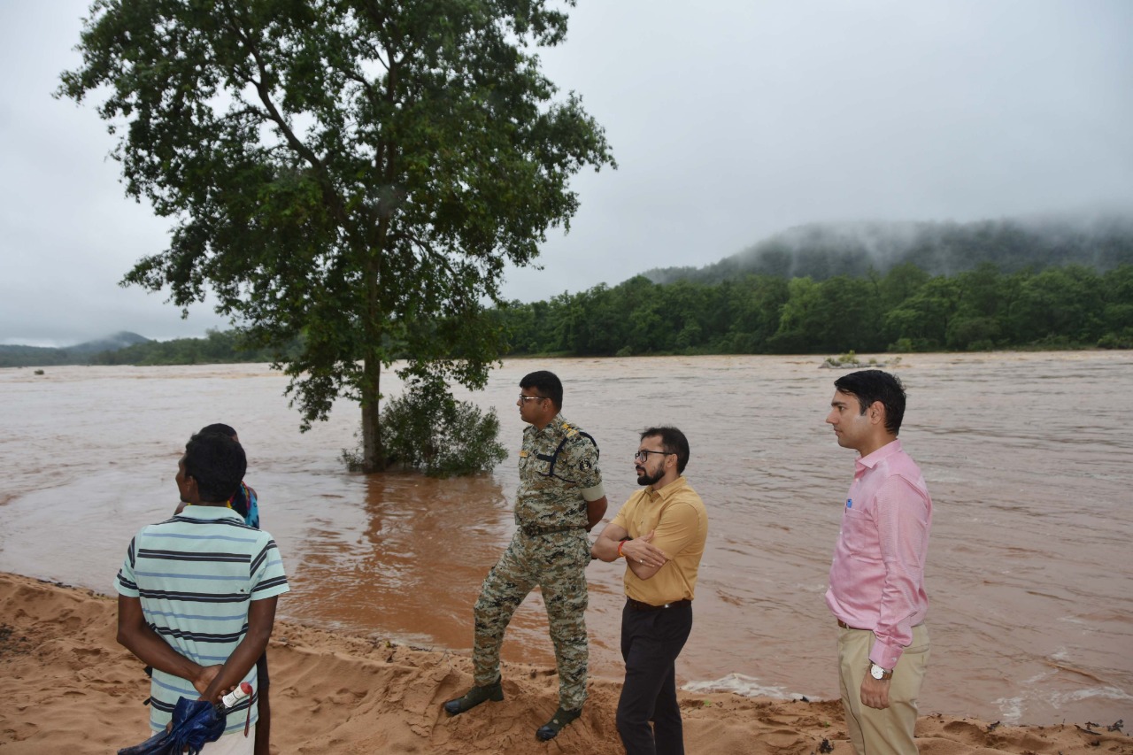 कलेक्टर ने देखा इंद्रावती का जलस्तर