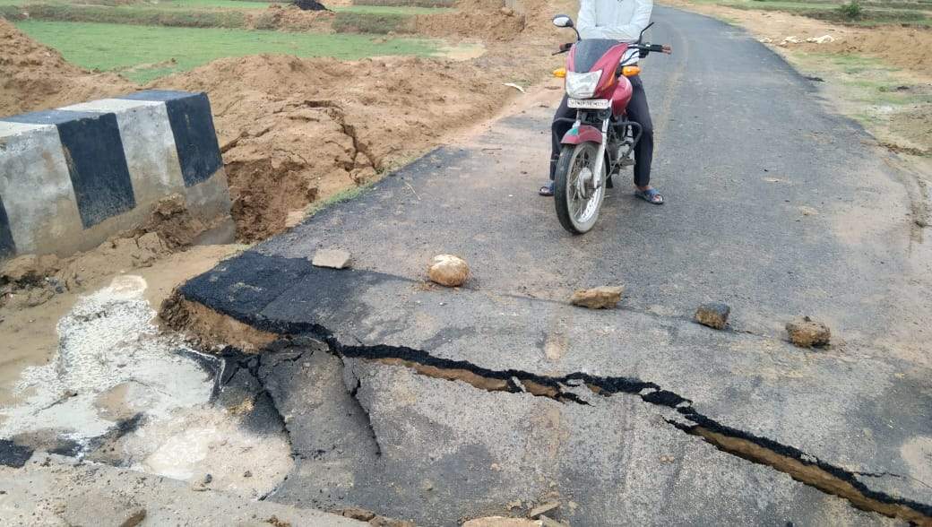 पहली बारिश में जगह-जगह धंस गई सडक़, टूटी भी खेत में मिट्टी छोड़ गए, अब खेती में आ रही परेशानी पहली बारिश में जगह-जगह धंस गई सडक़, टूटी भी खेत में मिट्टी छोड़ गए, अब खेती में आ रही परेशानी