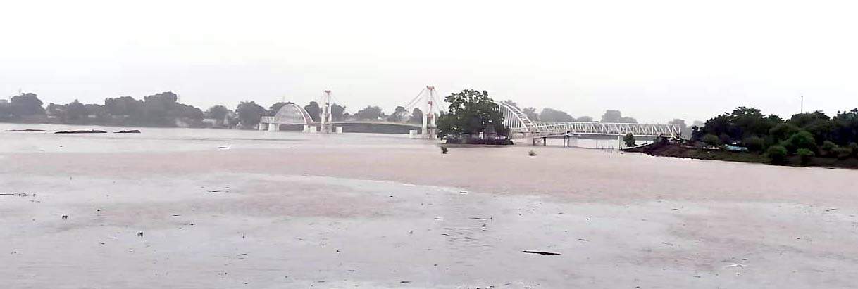 भारी बारिश, महानदी उफान पर