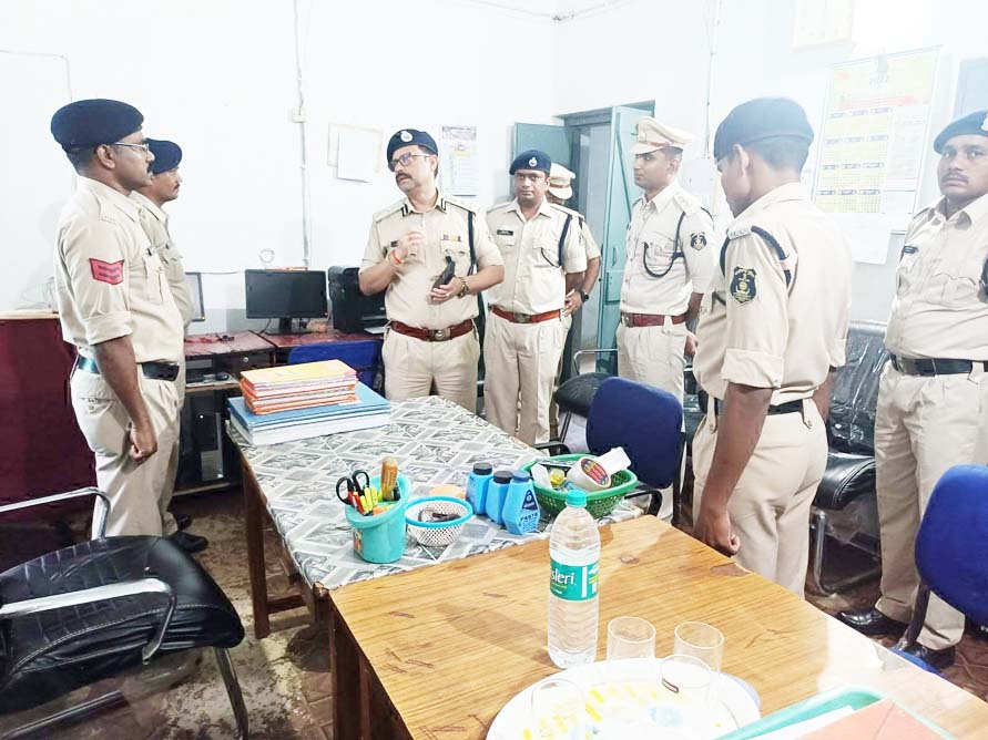 बेसिक और सामुदायिक पुलिसिंग पर विशेष जोर बेसिक और सामुदायिक पुलिसिंग पर विशेष जोर