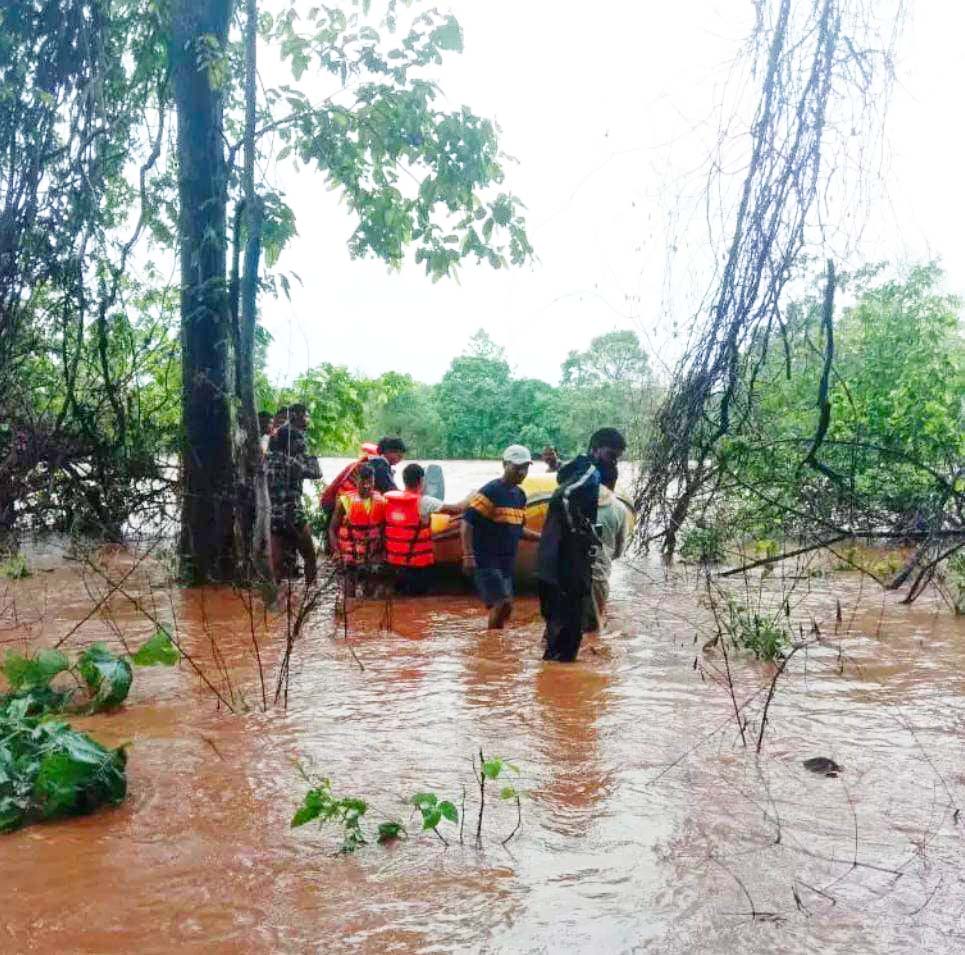 हफ्ते भर से बारिश, रेड अलर्ट, दर्जनों गांवों का संपर्क टूटा हफ्ते भर से बारिश, रेड अलर्ट, दर्जनों गांवों का संपर्क टूटा
