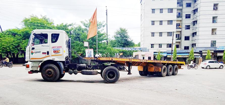 स्कूल छुट्टी के समय शहर में घुस रहे भारी वाहन, हादसे की आशंका स्कूल छुट्टी के समय शहर में घुस रहे भारी वाहन, हादसे की आशंका