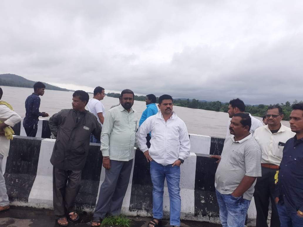 विधायक मण्डावी ने बाढग़्रस्त क्षेत्रों का किया दौरा विधायक मण्डावी ने बाढग़्रस्त क्षेत्रों का किया दौरा