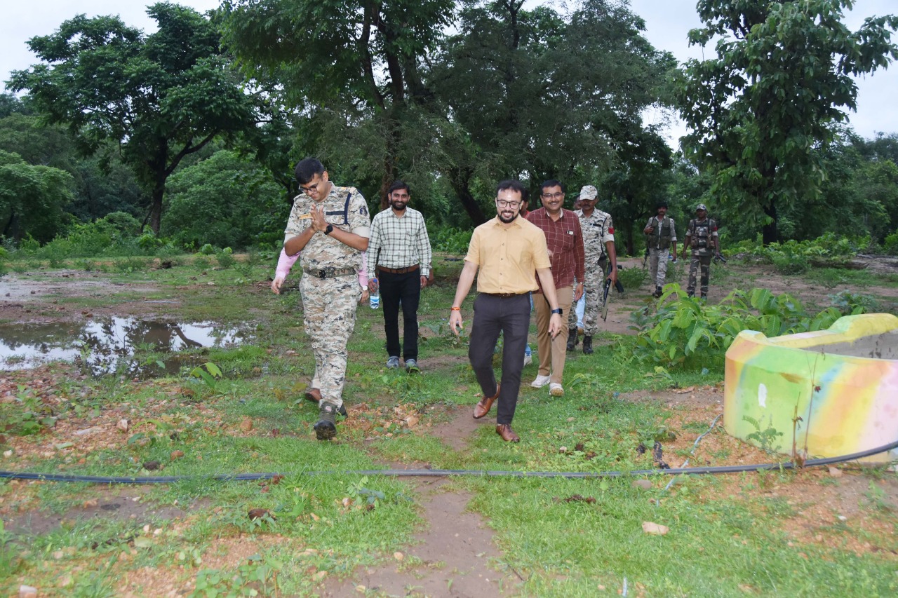 बड़े कारली में गौठान का निरीक्षण