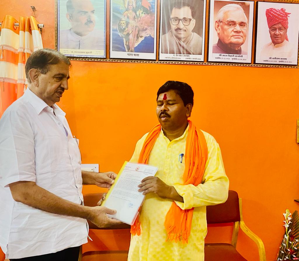 पूर्व विधायक बाफना ने केन्द्रीय मंत्री विश्वेश्वर को सौंपा ज्ञापन