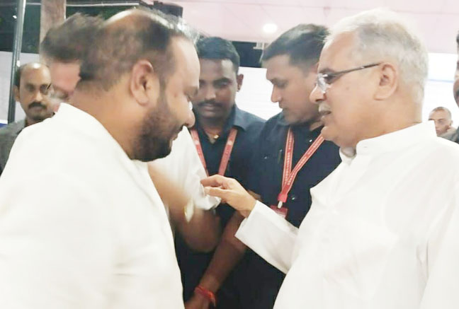 शपथ के बाद नीलम को मिला सीएम का आशीर्वाद