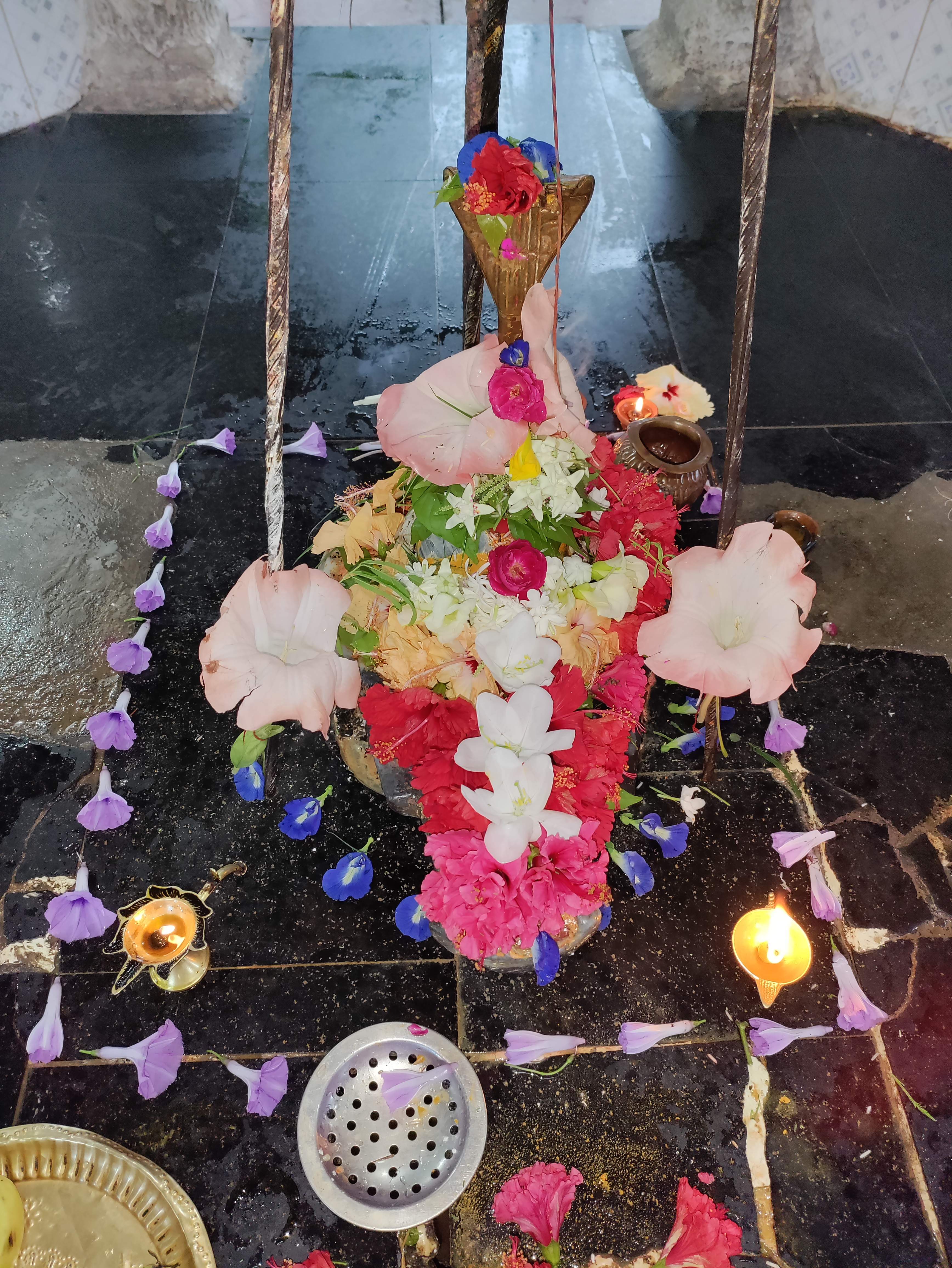 प्राचीन शिव मंदिर प्रेमाबाग में श्रद्धालुओं ने की पूजा-अर्चना प्राचीन शिव मंदिर प्रेमाबाग में श्रद्धालुओं ने की पूजा-अर्चना