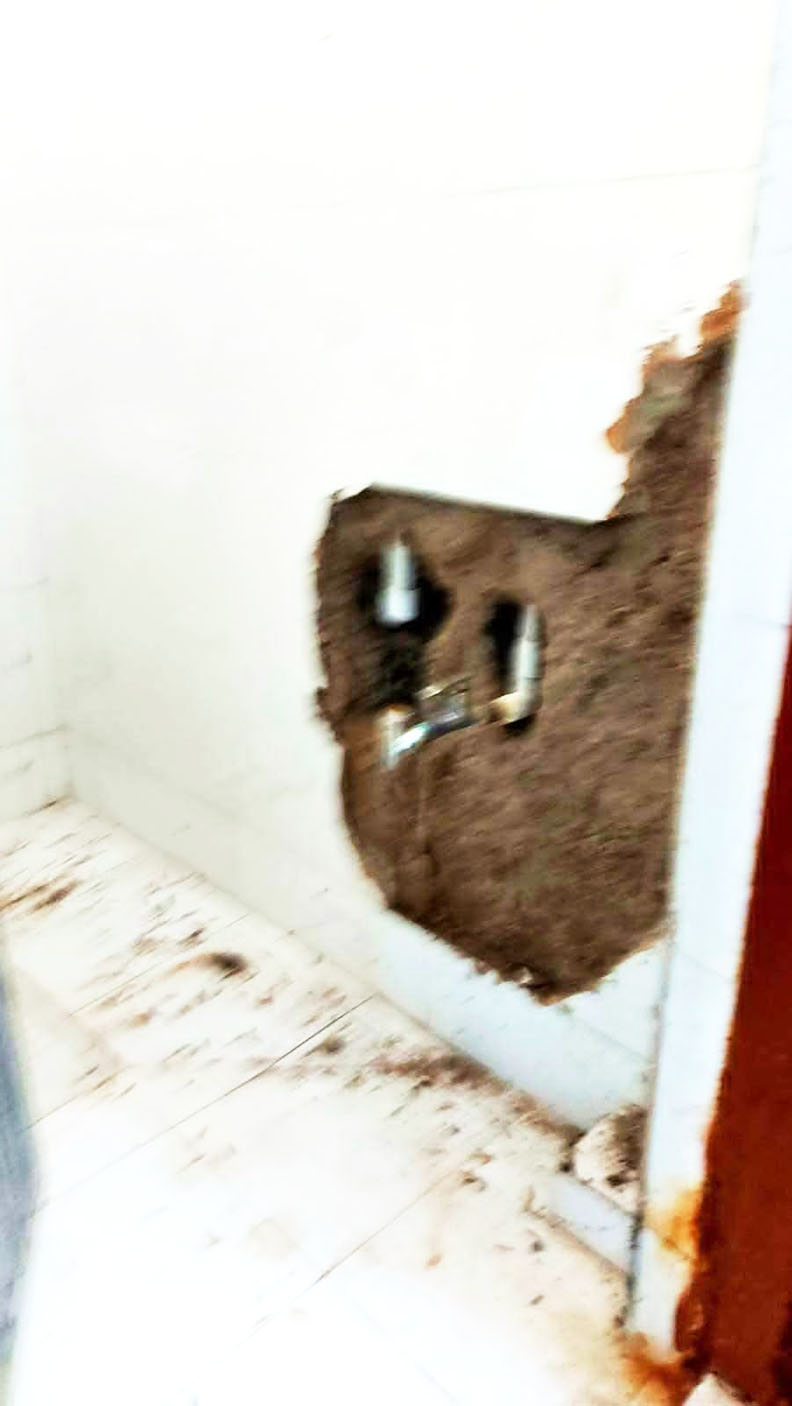 टपकता पानी, दरारें, खुले में बिजली तार, टूटे दरवाजे, सीपेज, उखड़ती टाईल्स, झड़ता प्लास्टर... टपकता पानी, दरारें, खुले में बिजली तार, टूटे दरवाजे, सीपेज, उखड़ती टाईल्स, झड़ता प्लास्टर...