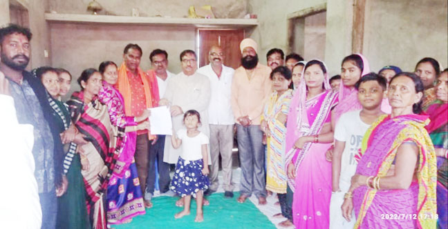 राष्ट्रपति उम्मीदवार द्रौपदी मुर्मू के पक्ष में मतदान करने महिलाओं ने चलाया हस्ताक्षर अभियान राष्ट्रपति उम्मीदवार द्रौपदी मुर्मू के पक्ष में मतदान करने महिलाओं ने चलाया हस्ताक्षर अभियान