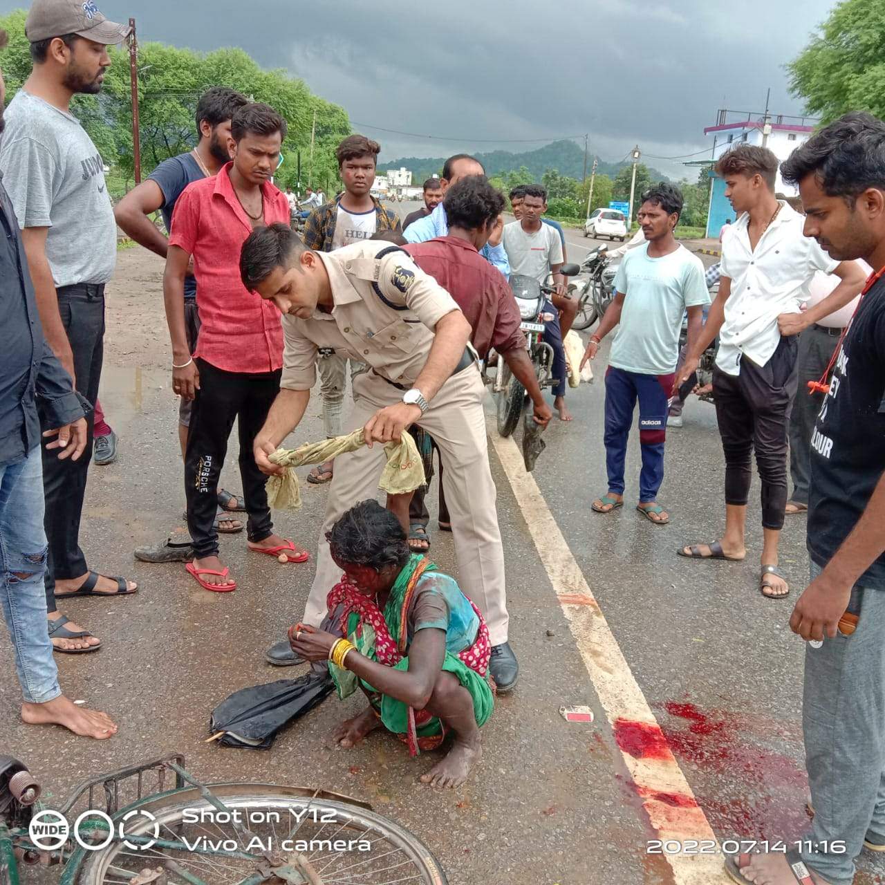 साइकिल से राशन लेने जा रहे बैगा दंपत्ति को बाइक ने मारी टक्कर साइकिल से राशन लेने जा रहे बैगा दंपत्ति को बाइक ने मारी टक्कर