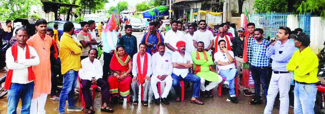 सहकारी समितियों में खाद की किल्लत, भाजपाइयों ने किसानों संग किया चक्काजाम, धरना-प्रदर्शन, सौंपा ज्ञापन