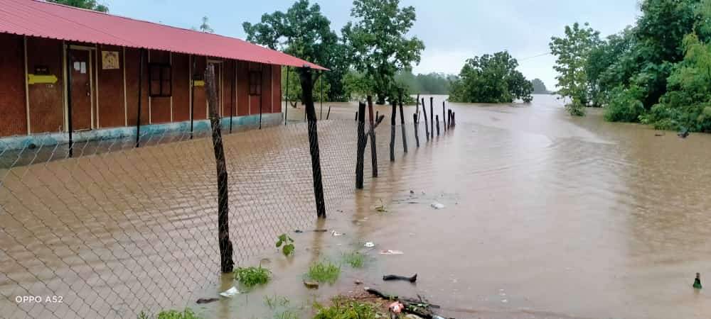 इंद्रावती का जलस्तर बढ़ा, बीजापुर मुख्यालय से दर्जनों गांवों का संपर्क टूटा, छग से तेलंगाना व महाराष्ट्र का रास्ता बंद