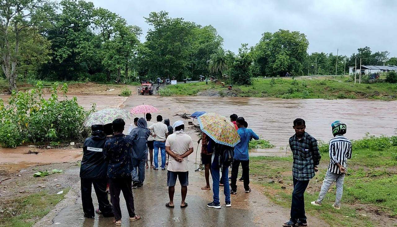 भारी बारिश, नदी-नाले उफान पर, तेलंगाना-आंध्र से संपर्क टूटा