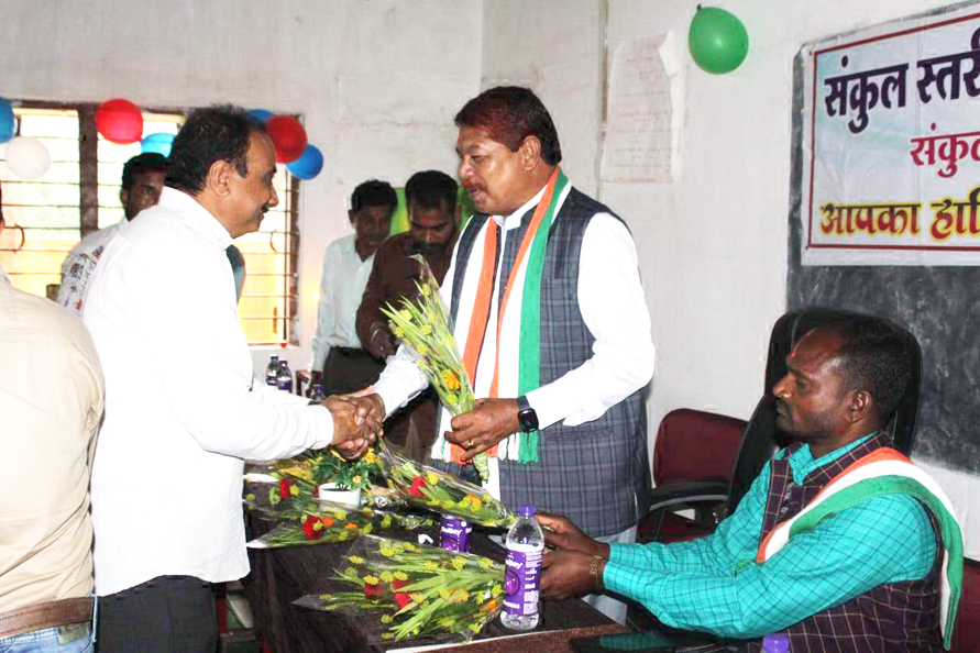 विधायक चंदन के हाथों हुआ बच्चों का तिलक विधायक चंदन के हाथों हुआ बच्चों का तिलक