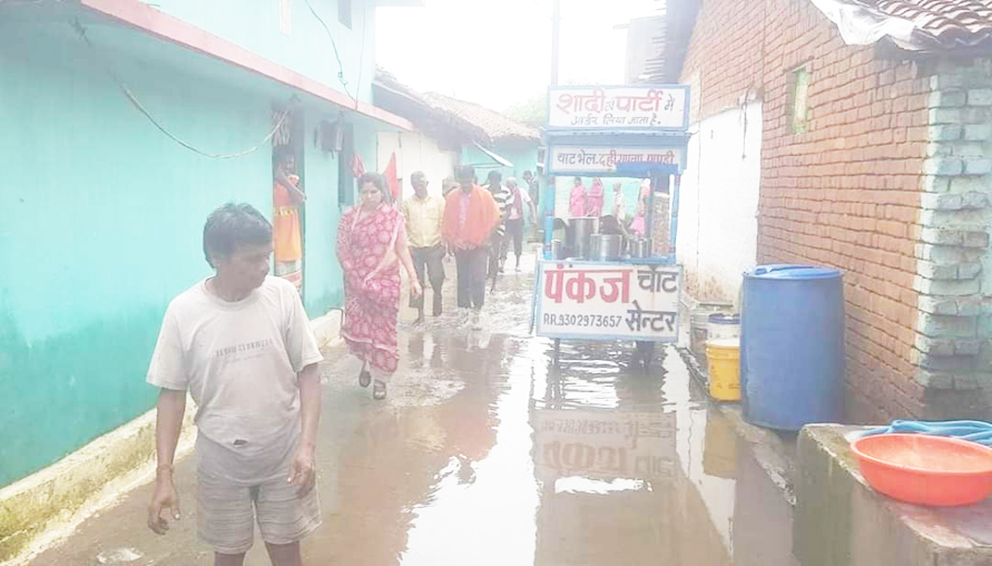 बारिश से जलभराव होने वाली बस्तियों का विधायक ने किया निरीक्षण