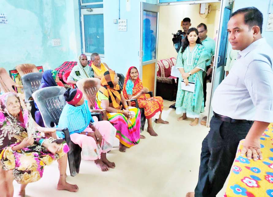 कलेक्टर ने हथकरघा कार्यालय, वृद्धाश्रम का किया औचक निरीक्षण कलेक्टर ने हथकरघा कार्यालय, वृद्धाश्रम का किया औचक निरीक्षण