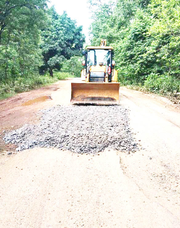 कुनकुरी, तपकरा, लवाकेरा मार्ग पर डब्ल्यू.एम.एम. पेंच का किया जा रहा कार्य