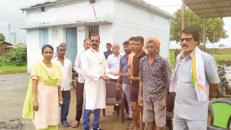 आर्थिक सहायता राशि का चेक वितरित आर्थिक सहायता राशि का चेक वितरित