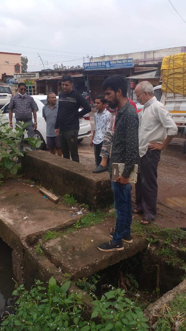 बारिश के बीच आयुक्त ने वार्डों की सफाई कार्यों का किया मुआयना बारिश के बीच आयुक्त ने वार्डों की सफाई कार्यों का किया मुआयना