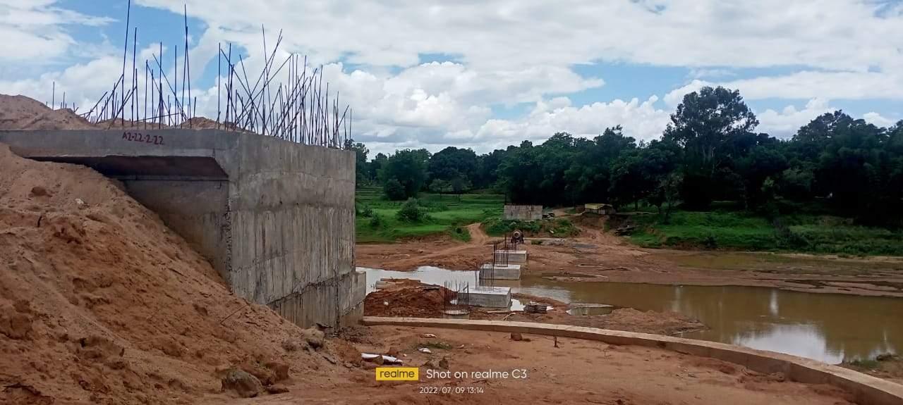 पुल निर्माण टेंडर की पूर्णता तिथि बीत जाने के बाद भी अधूरा