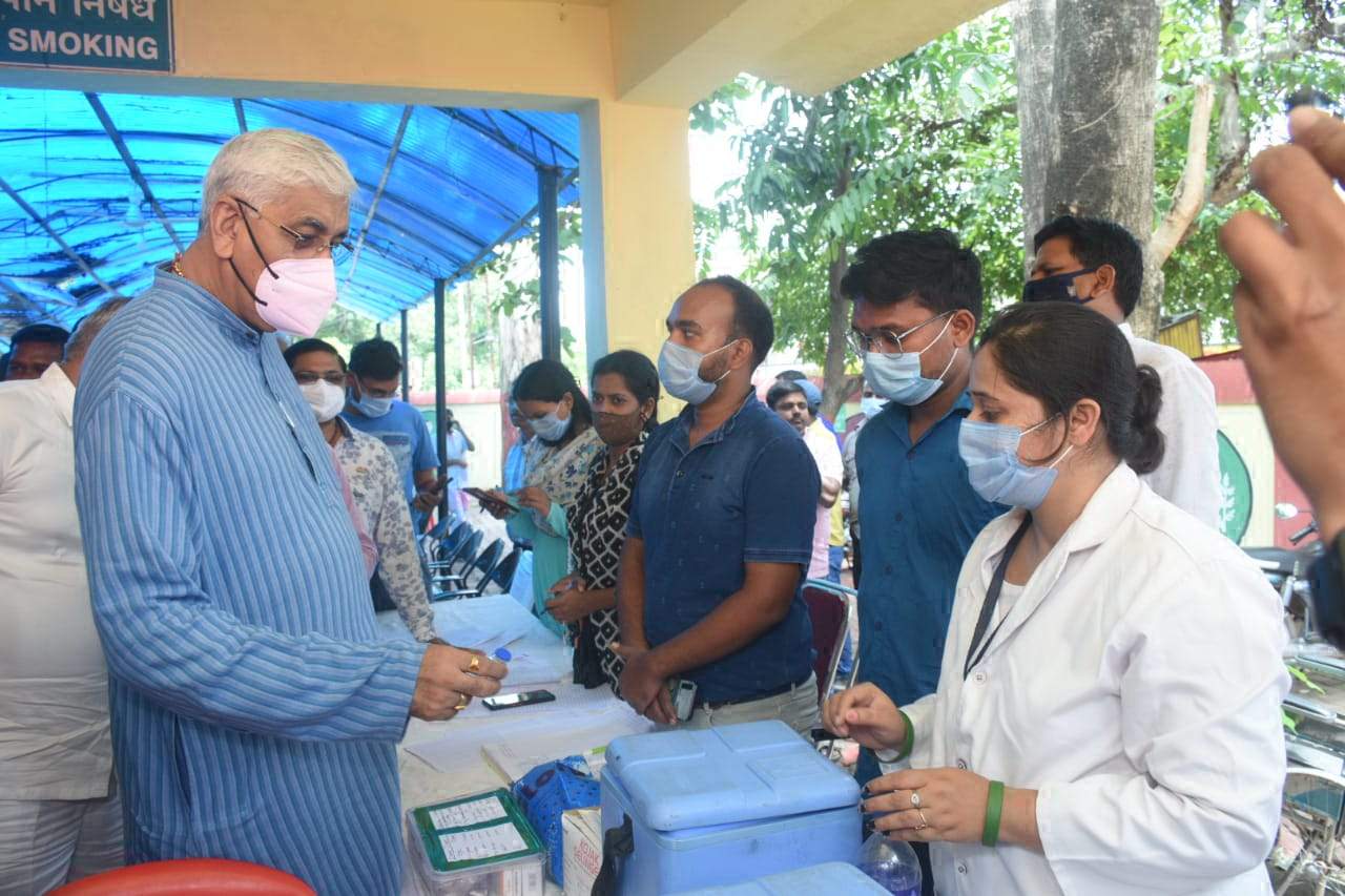 कोरोना संक्रमण से बचाव के लिए टीका लगवाना जरूरी-सिंहदेव