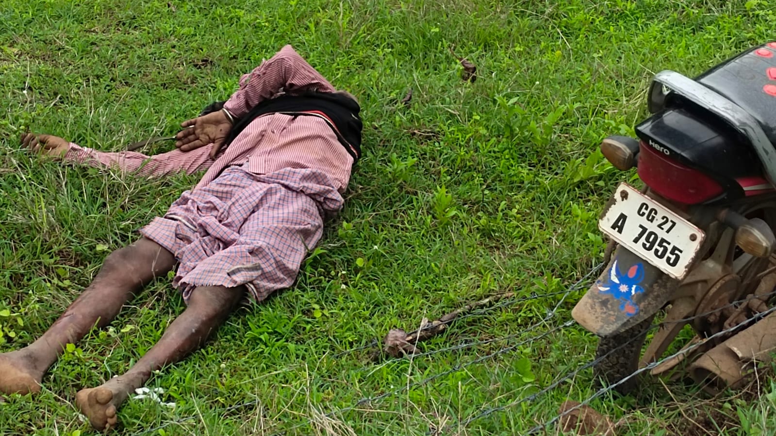 ब्रेकर पर बाईक बेकाबू होकर खेत में घुसी ब्रेकर पर बाईक बेकाबू होकर खेत में घुसी